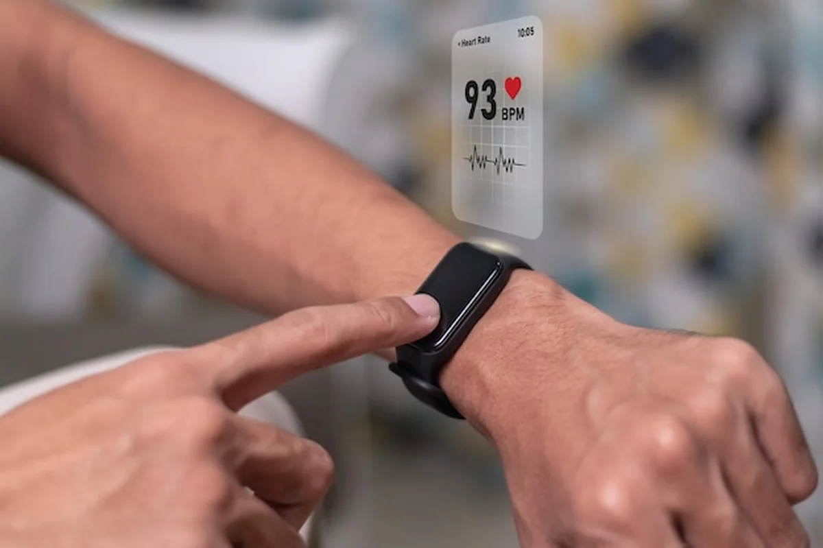Osoba kontrolująca tętno na smartwatchu