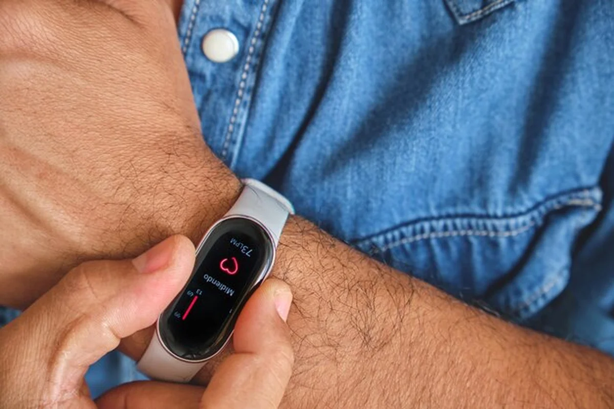 Mężczyzna monitoruje tętno za pomocą tracker'a fitness na nadgarstku