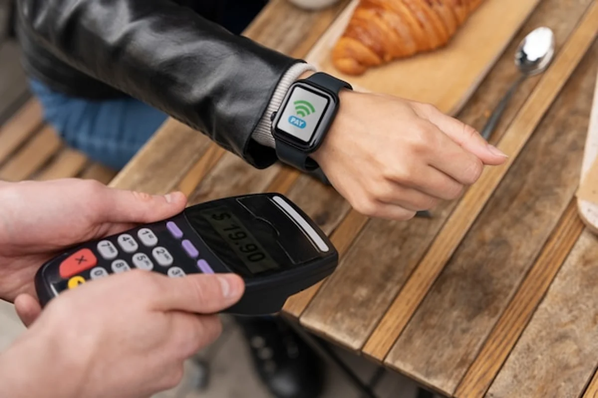 Osoba płacąca za pomocą technologii NFC
