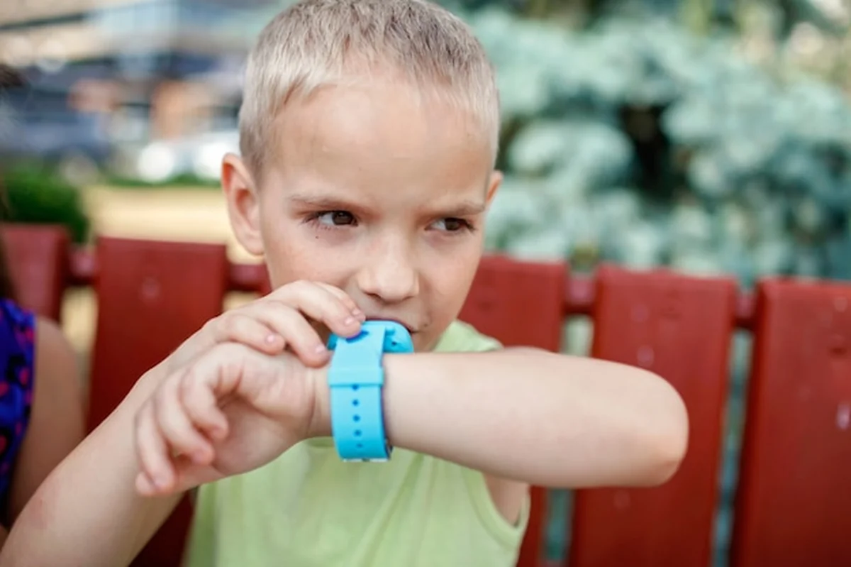 Dzieci korzystające ze smartwatchy, a rodzice kontrolują nowe technologie dla dzieci