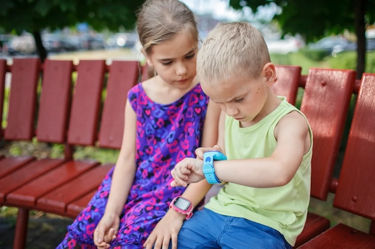 Dzieci korzystające ze smartwatchy, a rodzice kontrolują technologie