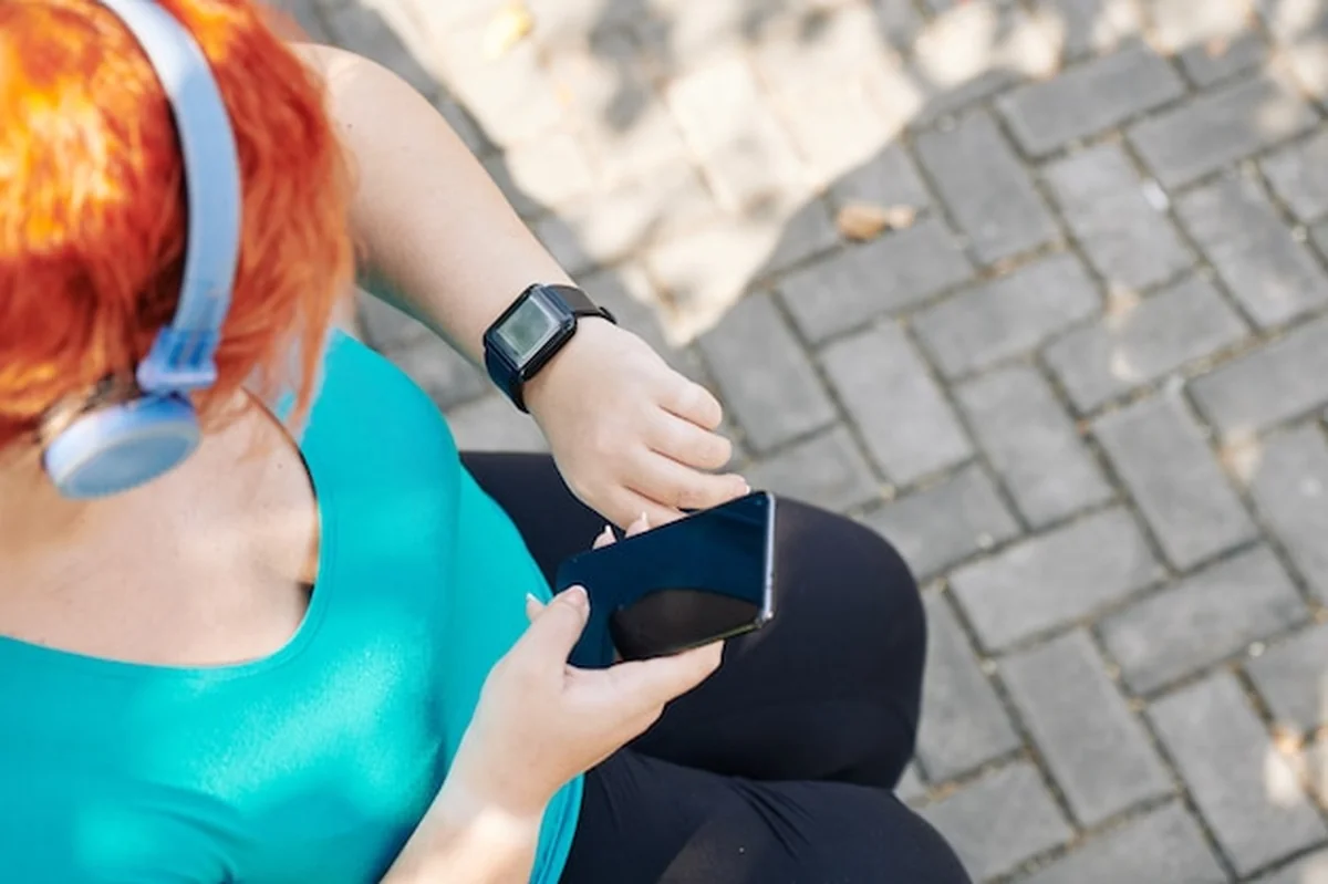 Kobieta plus size korzysta z aplikacji zdrowotnej
